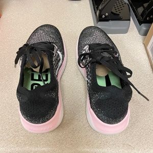 Nike Women’s Free Run Flyknit 2018 Size: 6